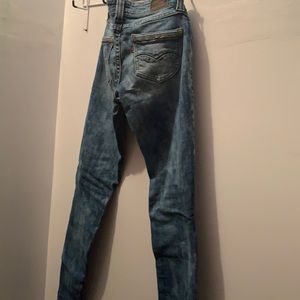 Demi curve levi’s  in good condition